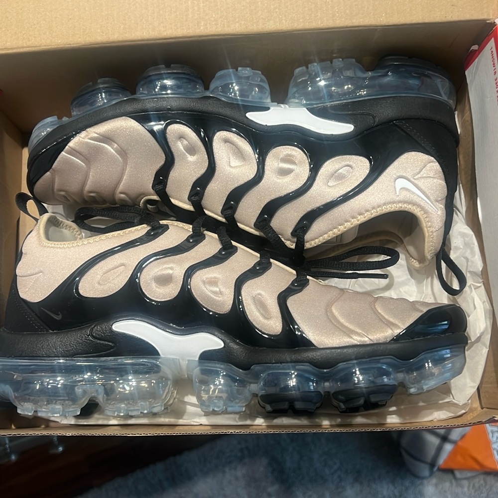 Nike Air Vapormax Plus Sneakers Black Khaki Men Size 10 New DS retail $210.